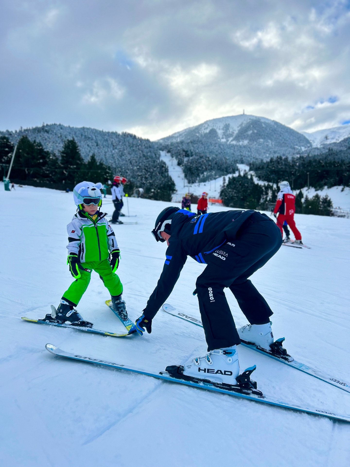 Instructor ensenyant a un nen